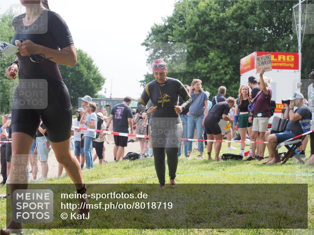 15.06.2025 - 27. Vierlanden-Triathlon KatJ http://msf.ph/oto/8018719 15.06.2025 10:17:53 Schwimmen 493, 522, 563, 571 meine-sportfotos.de