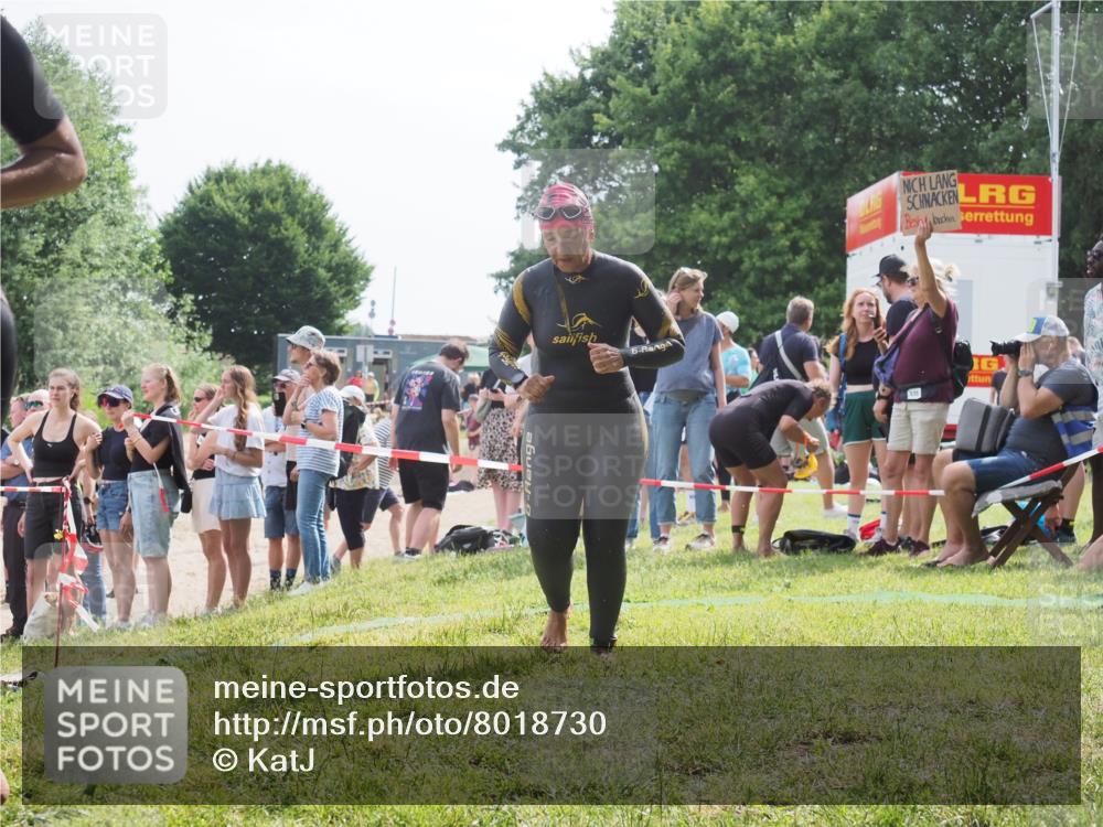 15.06.2025 - 27. Vierlanden-Triathlon KatJ http://msf.ph/oto/8018730 15.06.2025 10:17:54 Schwimmen 522, 563, 571 meine-sportfotos.de