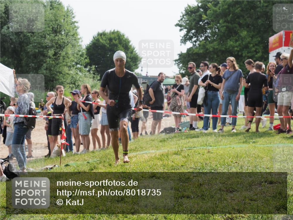 15.06.2025 - 27. Vierlanden-Triathlon KatJ http://msf.ph/oto/8018735 15.06.2025 10:17:59 Schwimmen 522, 563, 571 meine-sportfotos.de