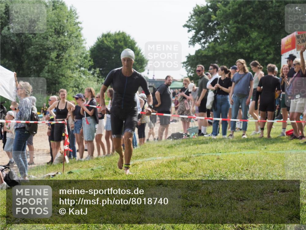15.06.2025 - 27. Vierlanden-Triathlon KatJ http://msf.ph/oto/8018740 15.06.2025 10:17:59 Schwimmen 522, 563, 571 meine-sportfotos.de