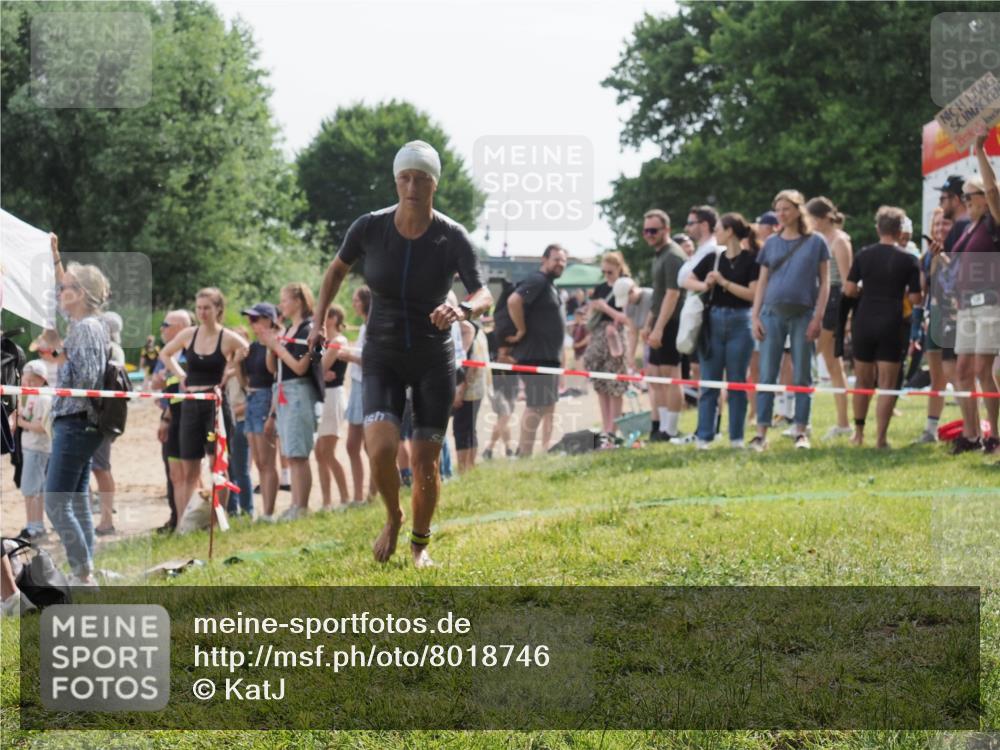 15.06.2025 - 27. Vierlanden-Triathlon KatJ http://msf.ph/oto/8018746 15.06.2025 10:17:59 Schwimmen 522, 563, 571 meine-sportfotos.de