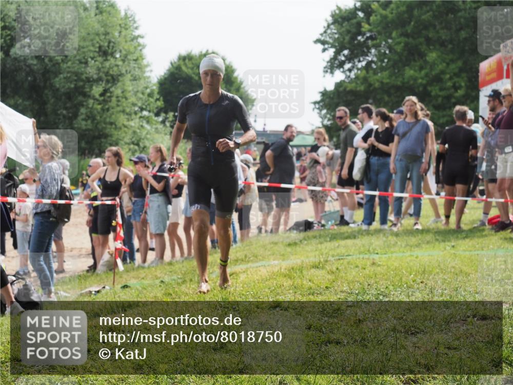 15.06.2025 - 27. Vierlanden-Triathlon KatJ http://msf.ph/oto/8018750 15.06.2025 10:17:59 Schwimmen 522, 563, 571 meine-sportfotos.de