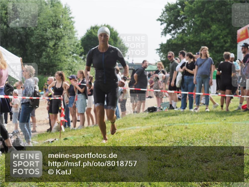 15.06.2025 - 27. Vierlanden-Triathlon KatJ http://msf.ph/oto/8018757 15.06.2025 10:17:59 Schwimmen 522, 563, 571 meine-sportfotos.de