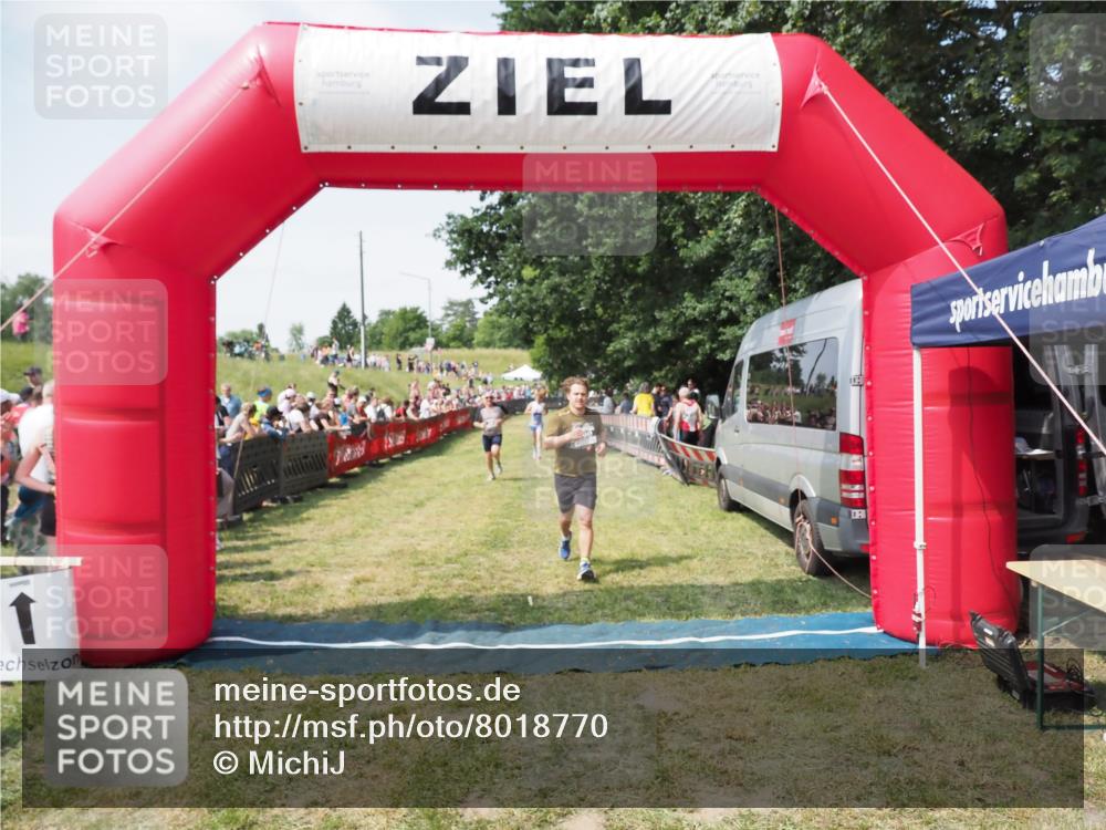 21.06.2025 - 27. Vierlanden-Triathlon MichiJ http://msf.ph/oto/8018770 15.06.2026 11:34:38 Ziel 290, 386, 559 meine-sportfotos.de