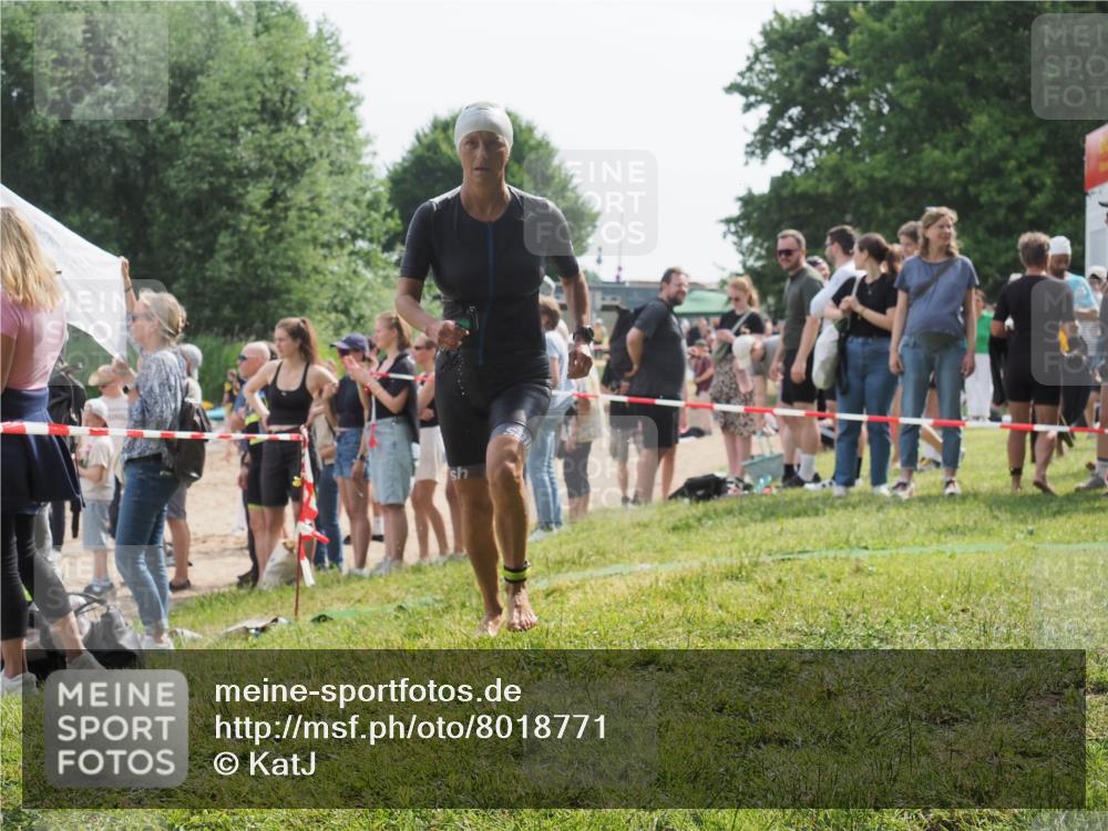 15.06.2025 - 27. Vierlanden-Triathlon KatJ http://msf.ph/oto/8018771 15.06.2025 10:17:59 Schwimmen 522, 563, 571 meine-sportfotos.de