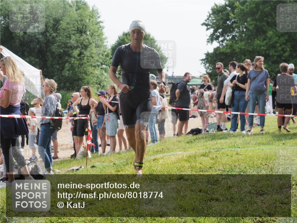 15.06.2025 - 27. Vierlanden-Triathlon KatJ http://msf.ph/oto/8018774 15.06.2025 10:17:59 Schwimmen 522, 563, 571 meine-sportfotos.de