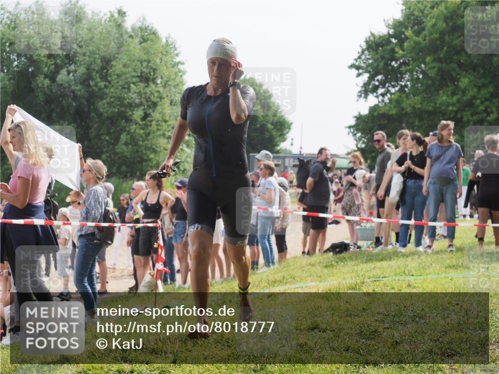 15.06.2025 - 27. Vierlanden-Triathlon KatJ http://msf.ph/oto/8018777 15.06.2025 10:18:00 Schwimmen 522, 563, 571 meine-sportfotos.de