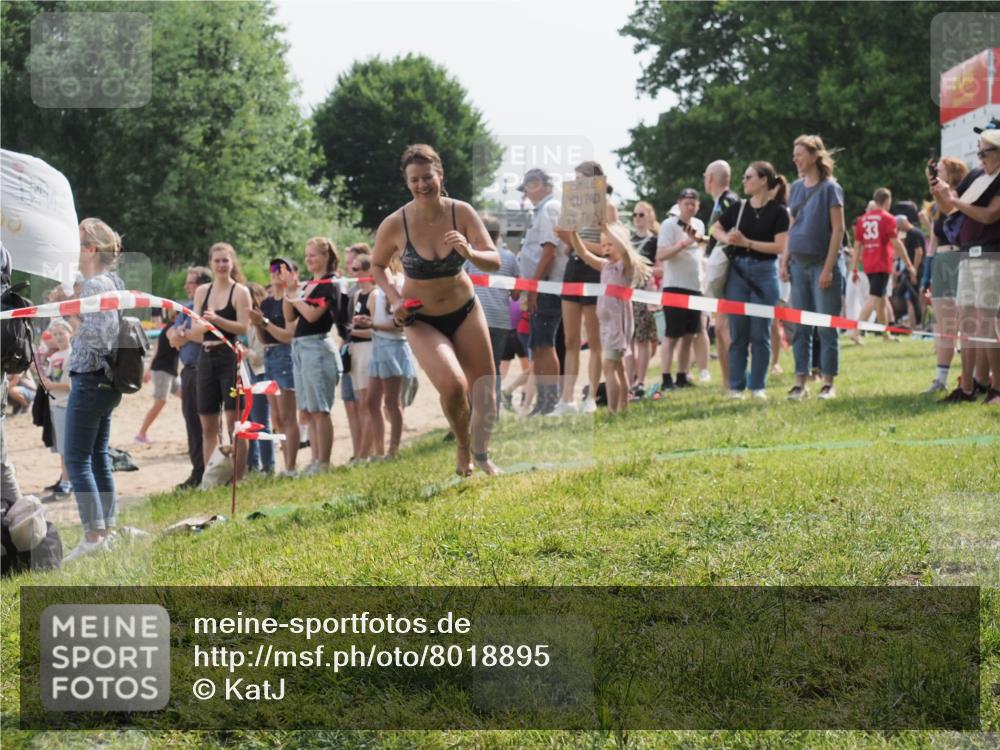 15.06.2025 - 27. Vierlanden-Triathlon KatJ http://msf.ph/oto/8018895 15.06.2025 10:18:19 Schwimmen 568, 586 meine-sportfotos.de