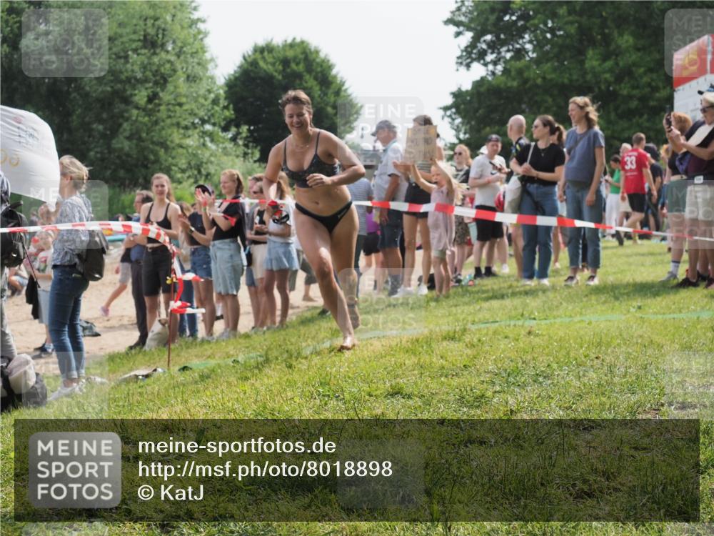 15.06.2025 - 27. Vierlanden-Triathlon KatJ http://msf.ph/oto/8018898 15.06.2025 10:18:19 Schwimmen 568, 586 meine-sportfotos.de