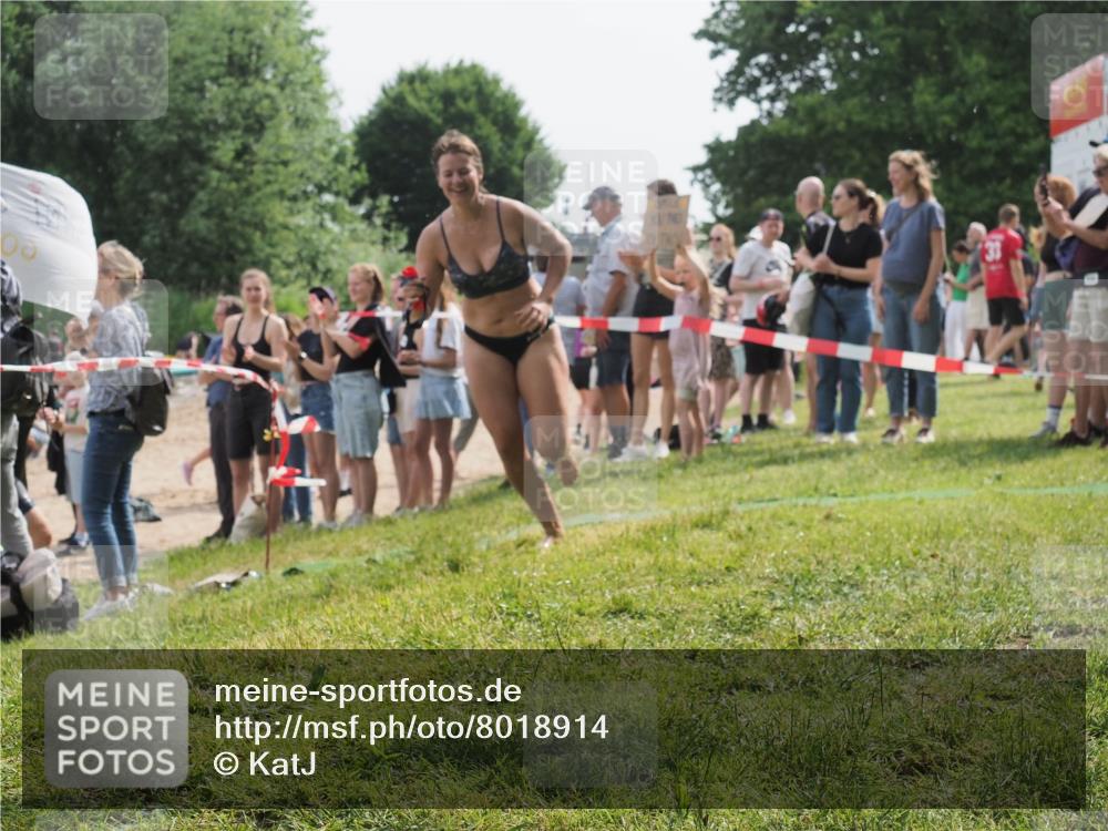 15.06.2025 - 27. Vierlanden-Triathlon KatJ http://msf.ph/oto/8018914 15.06.2025 10:18:19 Schwimmen 568, 586 meine-sportfotos.de