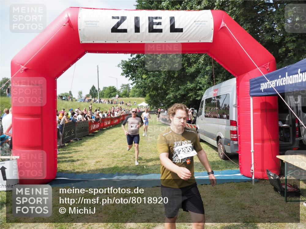 21.06.2025 - 27. Vierlanden-Triathlon MichiJ http://msf.ph/oto/8018920 15.06.2026 11:34:41 Ziel 290, 386, 595 meine-sportfotos.de