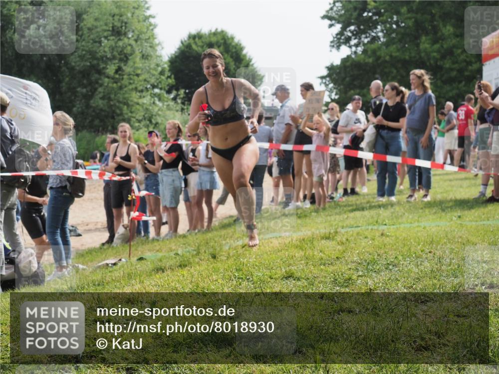 15.06.2025 - 27. Vierlanden-Triathlon KatJ http://msf.ph/oto/8018930 15.06.2025 10:18:19 Schwimmen 568, 586 meine-sportfotos.de