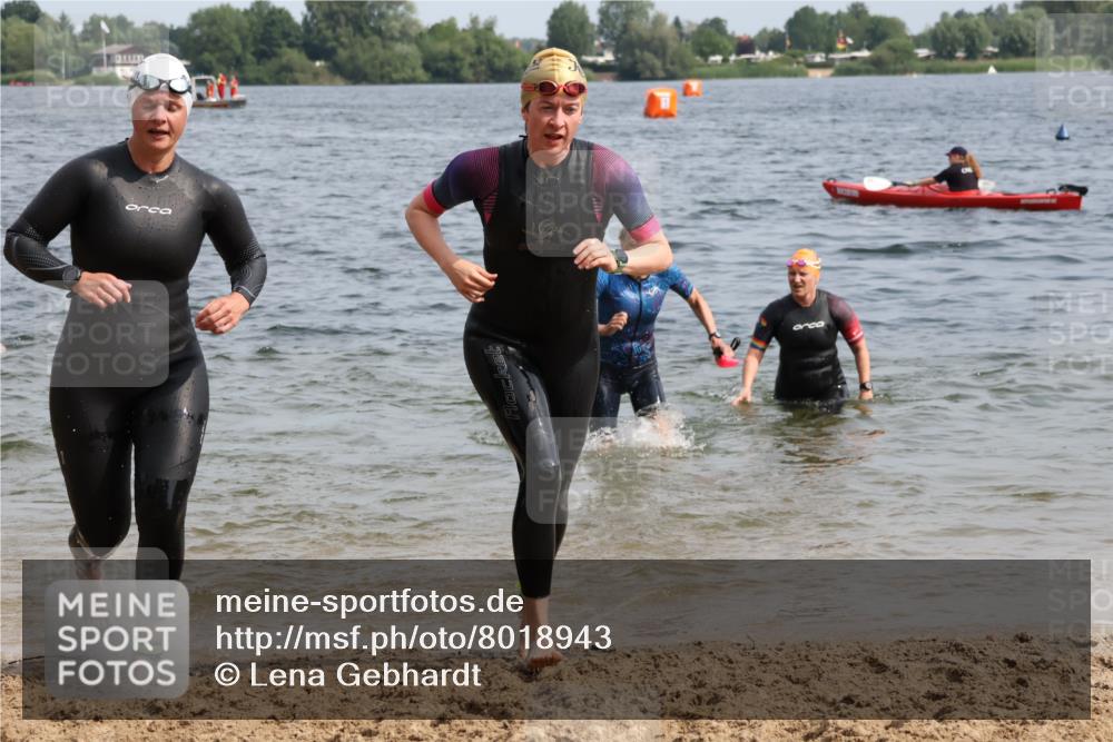15.06.2025 - 27. Vierlanden-Triathlon Lena Gebhardt http://msf.ph/oto/8018943 15.06.2025 10:16:54 Schwimmen 471, 484, 501, 516, 551, 566, 567, 595, 604, 610, 633 meine-sportfotos.de
