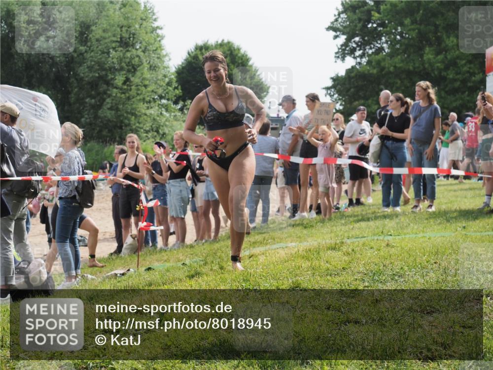 15.06.2025 - 27. Vierlanden-Triathlon KatJ http://msf.ph/oto/8018945 15.06.2025 10:18:19 Schwimmen 568, 586 meine-sportfotos.de