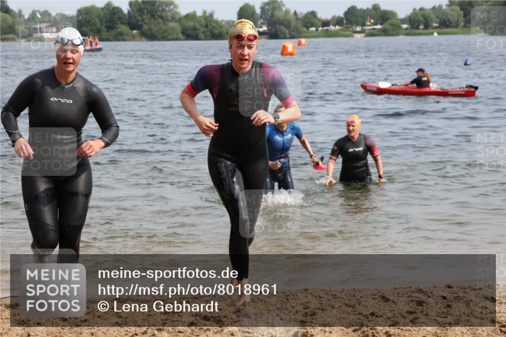 15.06.2025 - 27. Vierlanden-Triathlon Lena Gebhardt http://msf.ph/oto/8018961 15.06.2025 10:16:54 Schwimmen 471, 484, 501, 516, 551, 566, 567, 595, 604, 610, 633 meine-sportfotos.de