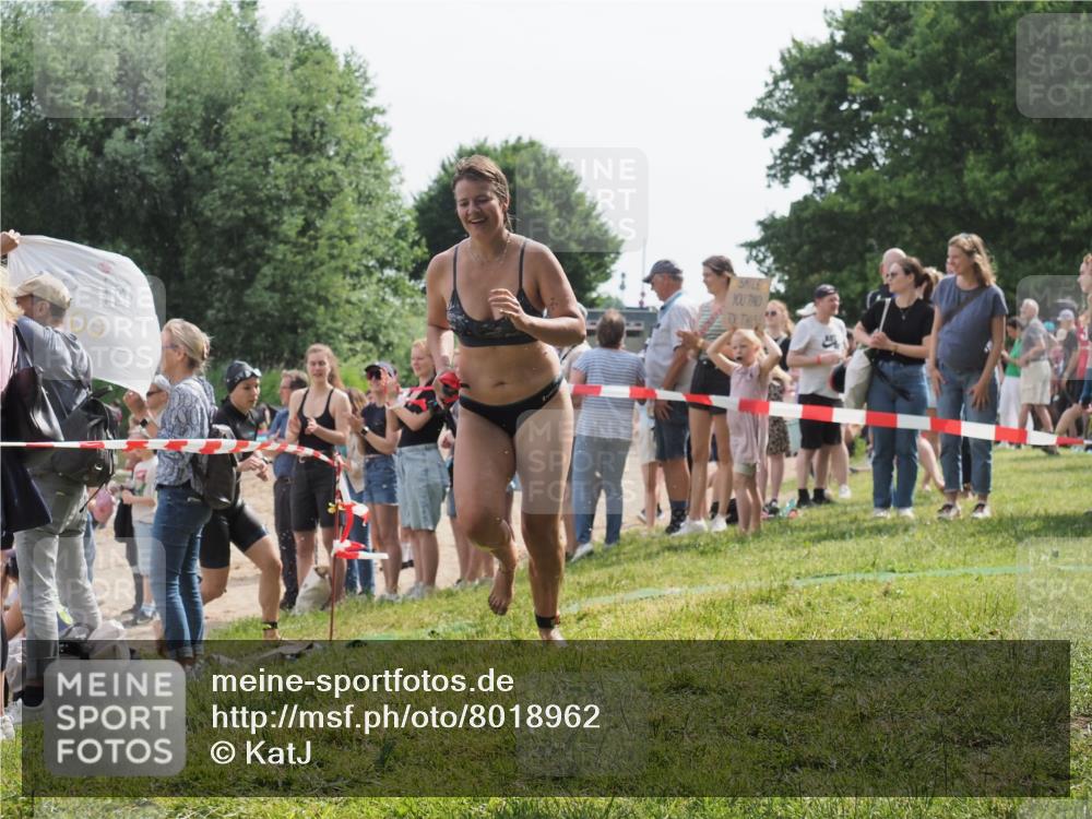 15.06.2025 - 27. Vierlanden-Triathlon KatJ http://msf.ph/oto/8018962 15.06.2025 10:18:19 Schwimmen 568, 586 meine-sportfotos.de