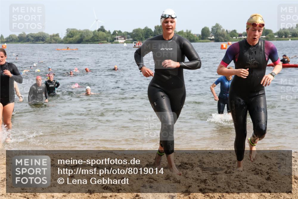 15.06.2025 - 27. Vierlanden-Triathlon Lena Gebhardt http://msf.ph/oto/8019014 15.06.2025 10:16:55 Schwimmen 471, 484, 501, 516, 551, 566, 567, 595, 604, 610, 633 meine-sportfotos.de