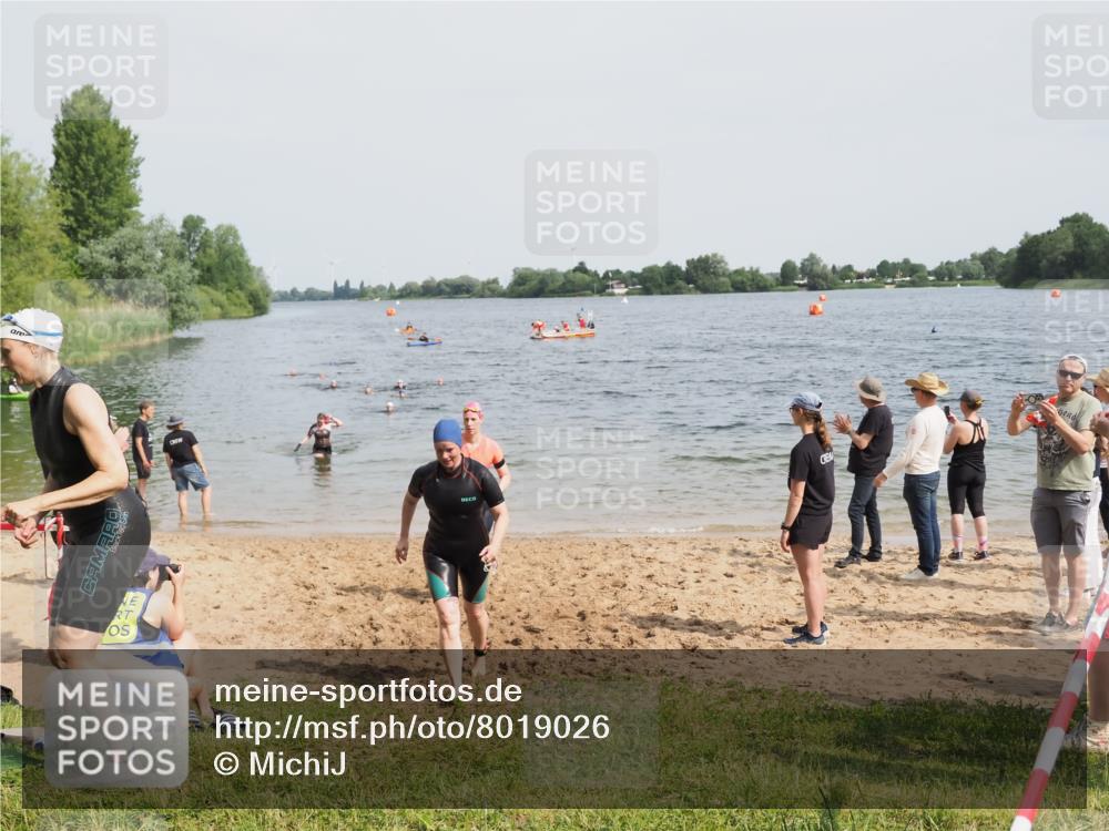 21.06.2025 - 27. Vierlanden-Triathlon MichiJ http://msf.ph/oto/8019026 15.06.2026 10:19:10 Schwimmen 478, 498, 543, 558 meine-sportfotos.de