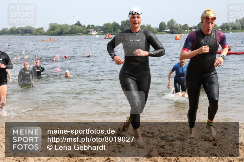 15.06.2025 - 27. Vierlanden-Triathlon Lena Gebhardt http://msf.ph/oto/8019027 15.06.2025 10:16:55 Schwimmen 471, 484, 501, 516, 551, 566, 567, 595, 604, 610, 633 meine-sportfotos.de
