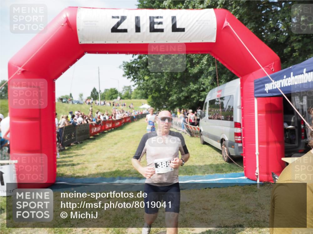 21.06.2025 - 27. Vierlanden-Triathlon MichiJ http://msf.ph/oto/8019041 15.06.2026 11:34:42 Ziel 290, 386, 595 meine-sportfotos.de
