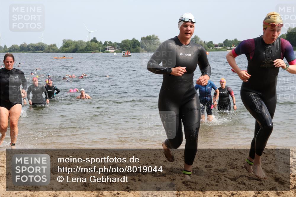 15.06.2025 - 27. Vierlanden-Triathlon Lena Gebhardt http://msf.ph/oto/8019044 15.06.2025 10:16:55 Schwimmen 471, 484, 501, 516, 551, 566, 567, 595, 604, 610, 633 meine-sportfotos.de