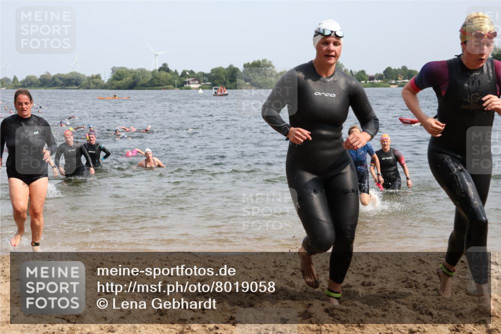 15.06.2025 - 27. Vierlanden-Triathlon Lena Gebhardt http://msf.ph/oto/8019058 15.06.2025 10:16:55 Schwimmen 471, 484, 501, 516, 551, 566, 567, 595, 604, 610, 633 meine-sportfotos.de