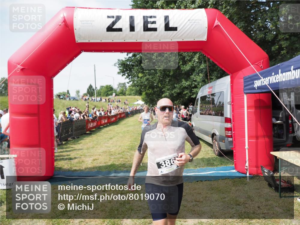 21.06.2025 - 27. Vierlanden-Triathlon MichiJ http://msf.ph/oto/8019070 15.06.2026 11:34:42 Ziel 290, 386, 595 meine-sportfotos.de