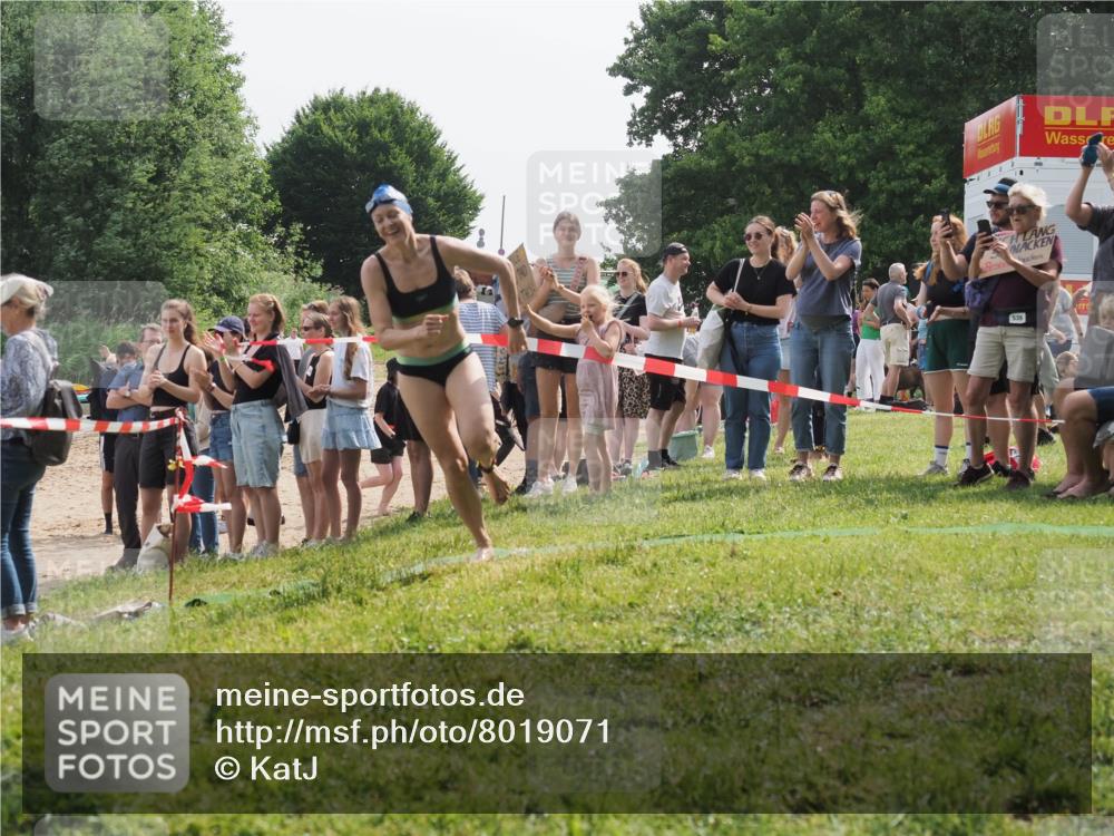 15.06.2025 - 27. Vierlanden-Triathlon KatJ http://msf.ph/oto/8019071 15.06.2025 10:18:26 Schwimmen 495, 535, 568, 586 meine-sportfotos.de