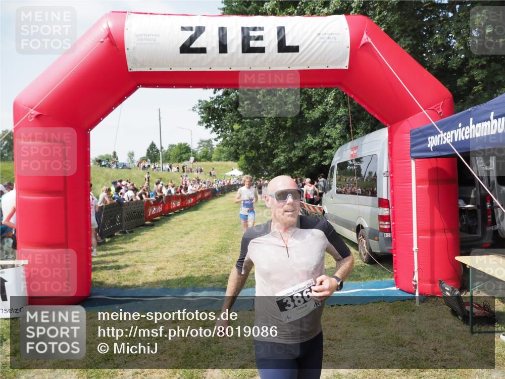 21.06.2025 - 27. Vierlanden-Triathlon MichiJ http://msf.ph/oto/8019086 15.06.2026 11:34:42 Ziel 290, 386, 595 meine-sportfotos.de