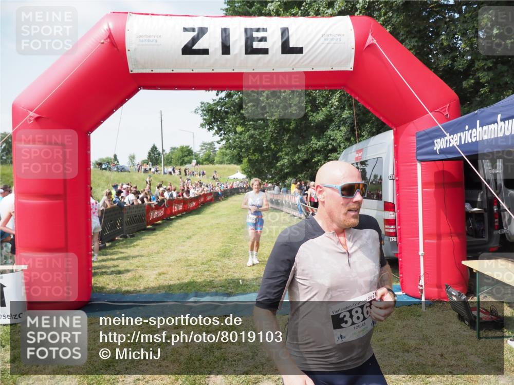 21.06.2025 - 27. Vierlanden-Triathlon MichiJ http://msf.ph/oto/8019103 15.06.2026 11:34:43 Ziel 290, 386, 595 meine-sportfotos.de