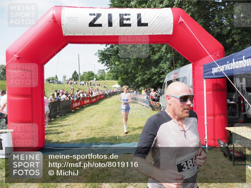 21.06.2025 - 27. Vierlanden-Triathlon MichiJ http://msf.ph/oto/8019116 15.06.2026 11:34:43 Ziel 290, 386, 595 meine-sportfotos.de
