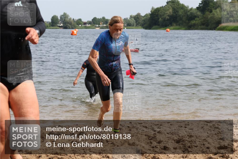15.06.2025 - 27. Vierlanden-Triathlon Lena Gebhardt http://msf.ph/oto/8019138 15.06.2025 10:16:59 Schwimmen 471, 479, 484, 510, 551, 556, 566, 567, 595, 602, 610 meine-sportfotos.de