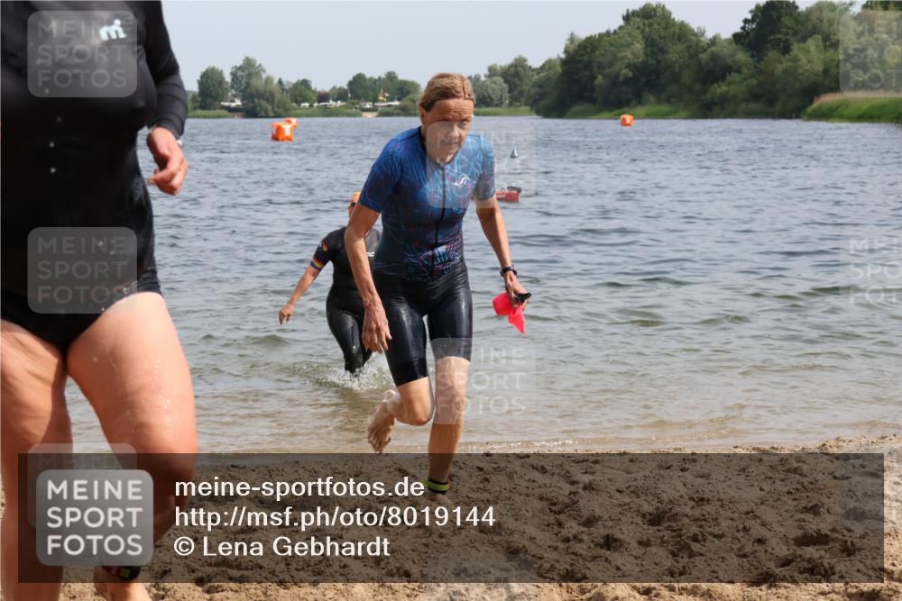 15.06.2025 - 27. Vierlanden-Triathlon Lena Gebhardt http://msf.ph/oto/8019144 15.06.2025 10:16:59 Schwimmen 471, 479, 484, 510, 551, 556, 566, 567, 595, 602, 610 meine-sportfotos.de