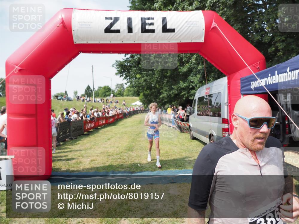 21.06.2025 - 27. Vierlanden-Triathlon MichiJ http://msf.ph/oto/8019157 15.06.2026 11:34:43 Ziel 290, 386, 595 meine-sportfotos.de