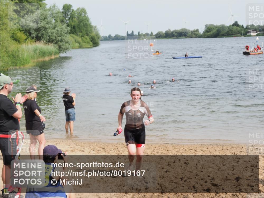 21.06.2025 - 27. Vierlanden-Triathlon MichiJ http://msf.ph/oto/8019167 15.06.2026 10:19:19 Schwimmen 474, 558 meine-sportfotos.de