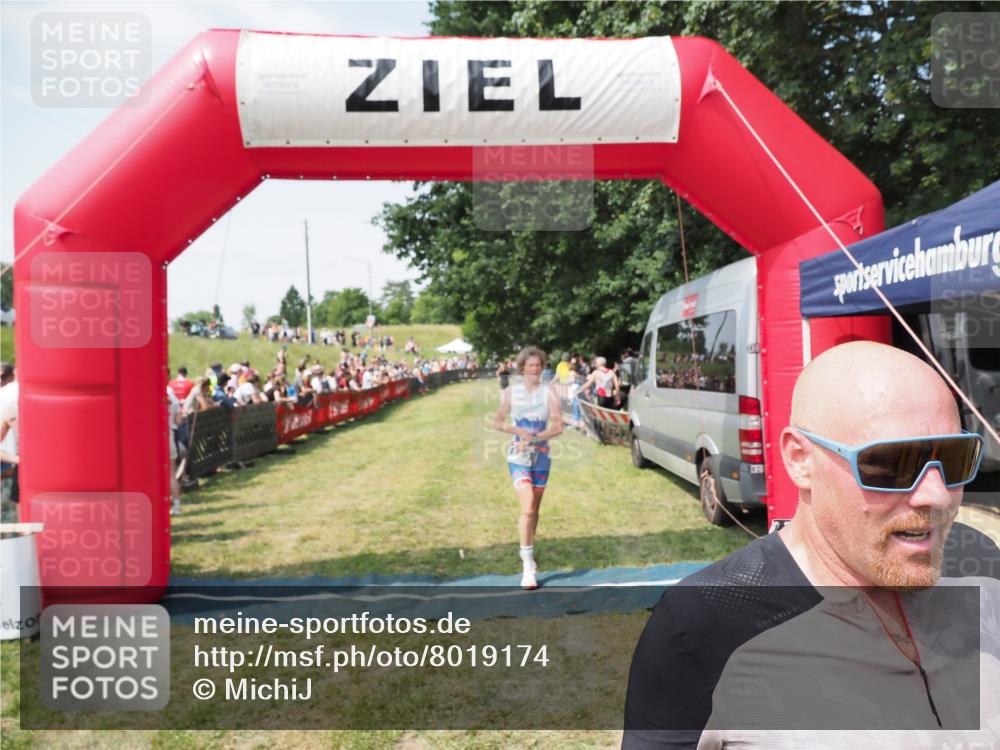 21.06.2025 - 27. Vierlanden-Triathlon MichiJ http://msf.ph/oto/8019174 15.06.2026 11:34:44 Ziel 290, 386, 595 meine-sportfotos.de