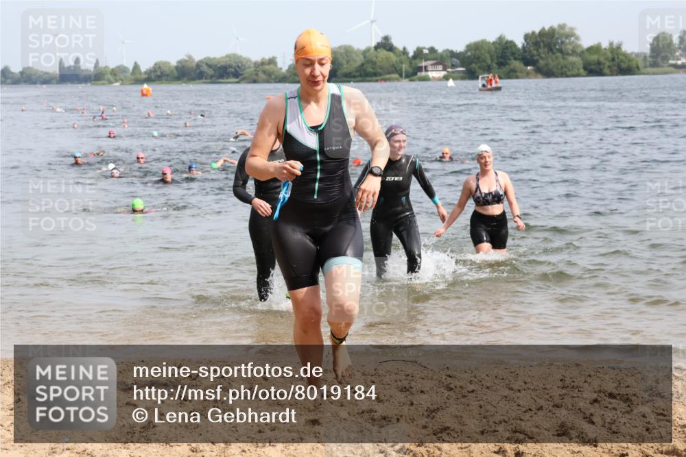 15.06.2025 - 27. Vierlanden-Triathlon Lena Gebhardt http://msf.ph/oto/8019184 15.06.2025 10:17:02 Schwimmen 471, 479, 484, 510, 551, 556, 566, 567, 595, 602, 610 meine-sportfotos.de