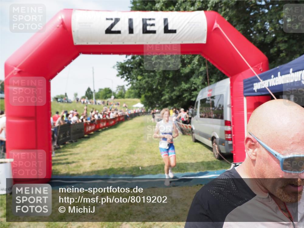 21.06.2025 - 27. Vierlanden-Triathlon MichiJ http://msf.ph/oto/8019202 15.06.2026 11:34:44 Ziel 290, 386, 595 meine-sportfotos.de