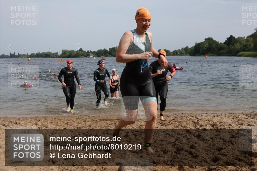 15.06.2025 - 27. Vierlanden-Triathlon Lena Gebhardt http://msf.ph/oto/8019219 15.06.2025 10:17:03 Schwimmen 471, 479, 484, 510, 551, 556, 566, 567, 602, 610 meine-sportfotos.de