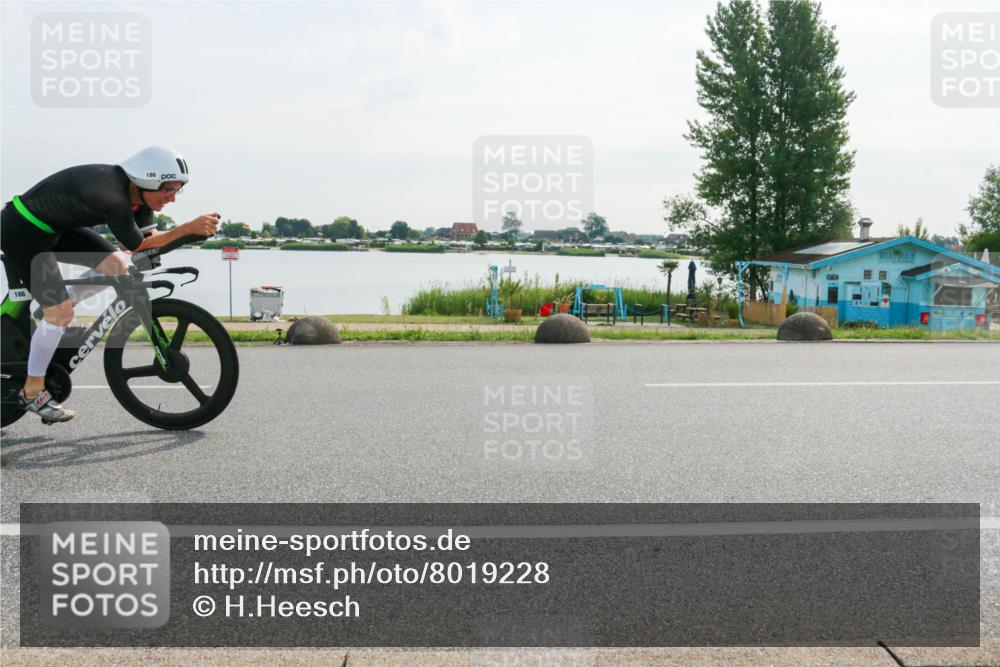 15.06.2025 - 27. Vierlanden-Triathlon H.Heesch http://msf.ph/oto/8019228 15.06.2025 09:37:27 Radfahren 46, 70, 186, 196 meine-sportfotos.de