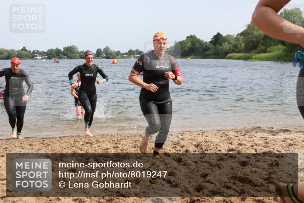15.06.2025 - 27. Vierlanden-Triathlon Lena Gebhardt http://msf.ph/oto/8019247 15.06.2025 10:17:04 Schwimmen 471, 479, 484, 510, 556, 566, 567, 602, 610 meine-sportfotos.de