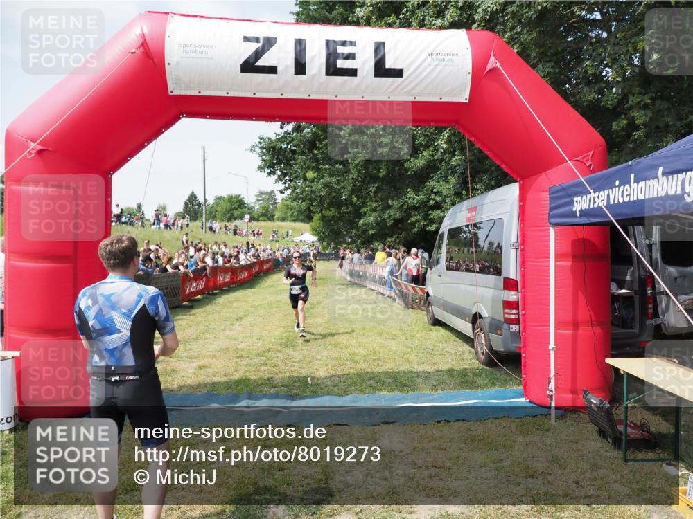 21.06.2025 - 27. Vierlanden-Triathlon MichiJ http://msf.ph/oto/8019273 15.06.2026 11:34:57 Ziel 579 meine-sportfotos.de