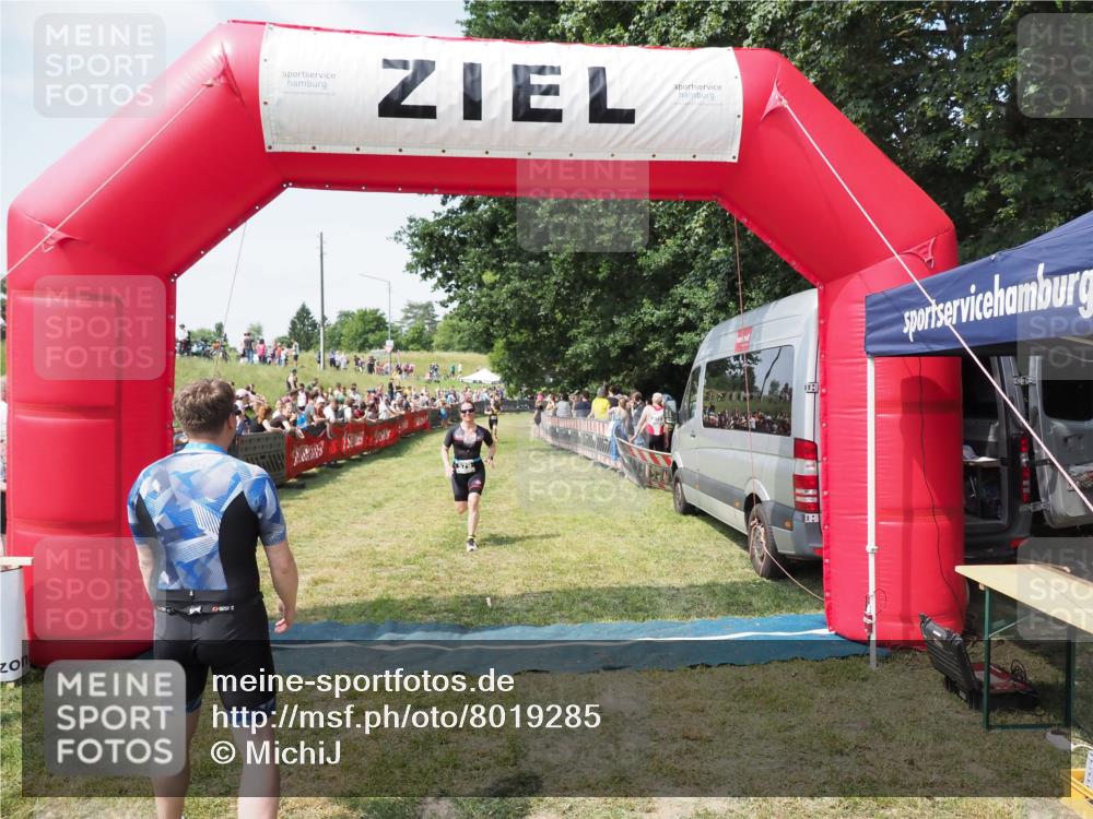 21.06.2025 - 27. Vierlanden-Triathlon MichiJ http://msf.ph/oto/8019285 15.06.2026 11:34:57 Ziel 579 meine-sportfotos.de
