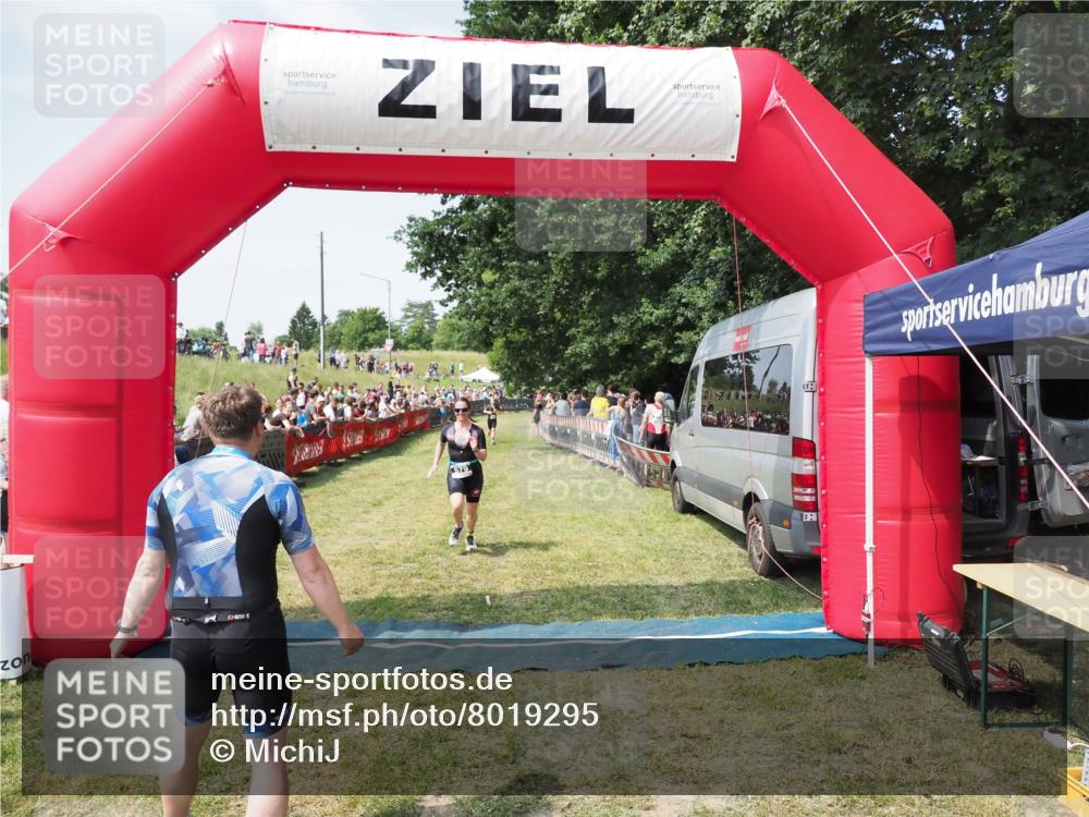 21.06.2025 - 27. Vierlanden-Triathlon MichiJ http://msf.ph/oto/8019295 15.06.2026 11:34:57 Ziel 579 meine-sportfotos.de
