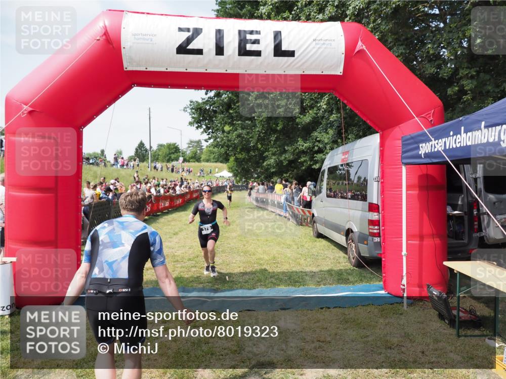 21.06.2025 - 27. Vierlanden-Triathlon MichiJ http://msf.ph/oto/8019323 15.06.2026 11:34:57 Ziel 579 meine-sportfotos.de