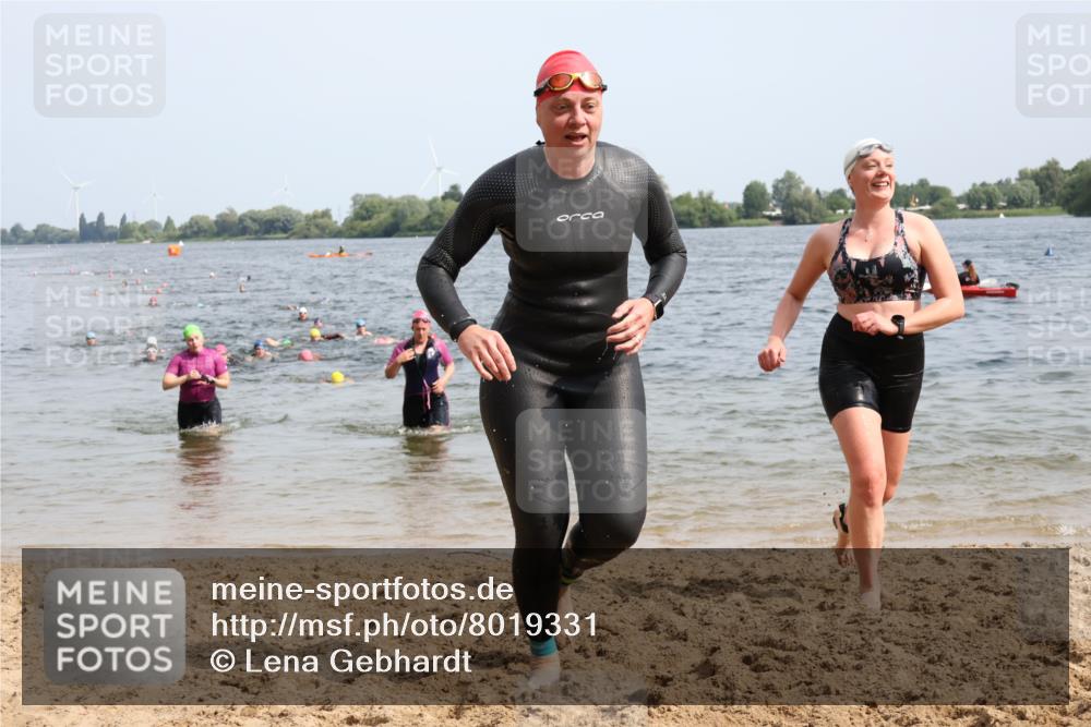 15.06.2025 - 27. Vierlanden-Triathlon Lena Gebhardt http://msf.ph/oto/8019331 15.06.2025 10:17:07 Schwimmen 471, 479, 510, 556, 567, 575, 581, 602, 610 meine-sportfotos.de