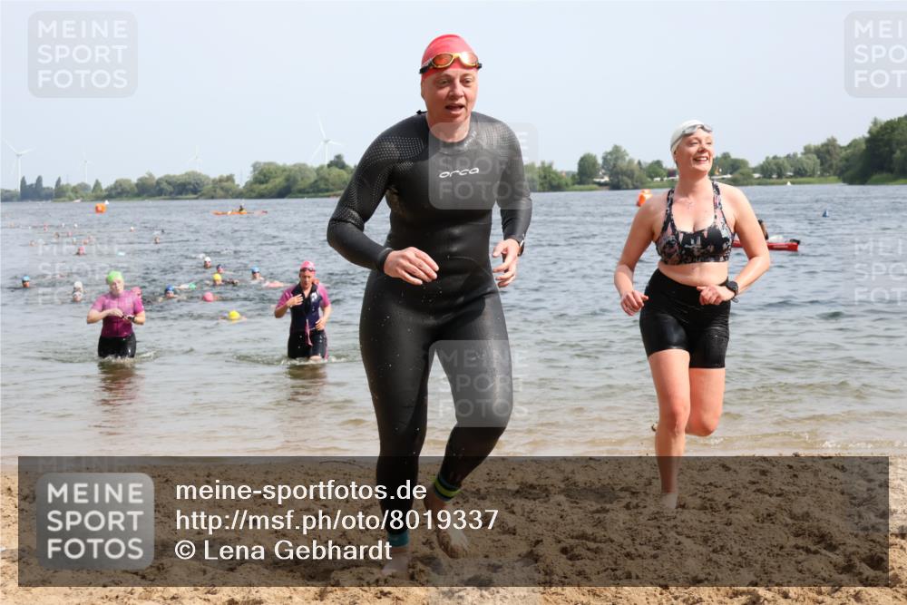 15.06.2025 - 27. Vierlanden-Triathlon Lena Gebhardt http://msf.ph/oto/8019337 15.06.2025 10:17:07 Schwimmen 471, 479, 510, 556, 567, 575, 581, 602, 610 meine-sportfotos.de