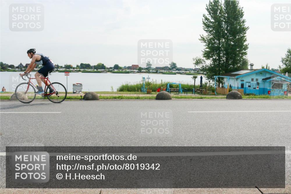 15.06.2025 - 27. Vierlanden-Triathlon H.Heesch http://msf.ph/oto/8019342 15.06.2025 09:37:38 Radfahren 25, 32, 133, 207 meine-sportfotos.de