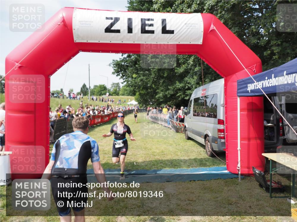 21.06.2025 - 27. Vierlanden-Triathlon MichiJ http://msf.ph/oto/8019346 15.06.2026 11:34:57 Ziel 579 meine-sportfotos.de