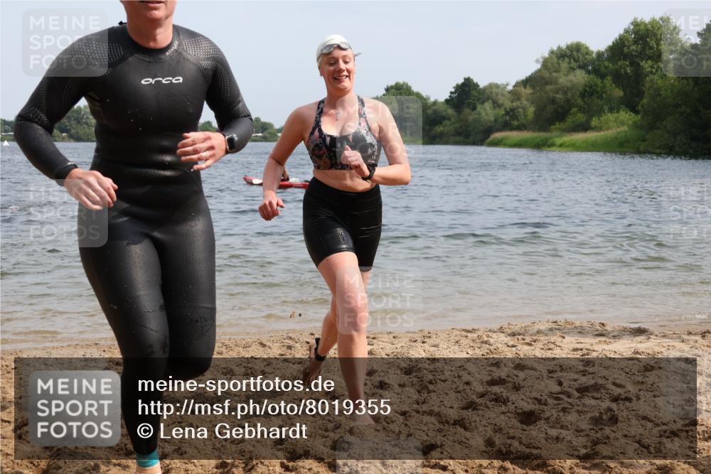 15.06.2025 - 27. Vierlanden-Triathlon Lena Gebhardt http://msf.ph/oto/8019355 15.06.2025 10:17:08 Schwimmen 471, 479, 510, 556, 567, 575, 581, 602, 610 meine-sportfotos.de